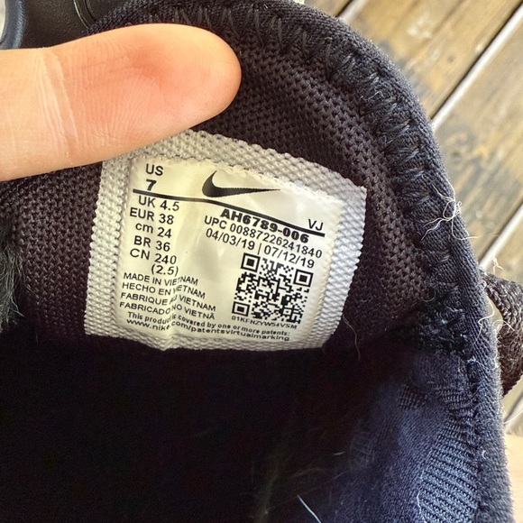 Women’s Nike airmax 270 Black Athletic Shoes - Picture 3 of 3